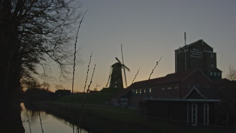 Statische-Ansicht-Einer-Klassischen-Windmühle-In-Einer-Typisch-Holländischen-Landschaft-Bei-Sonnenuntergang