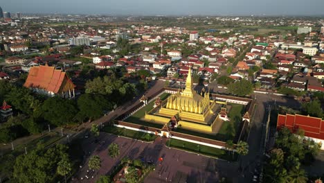 Toma-Aérea-De-Un-Dron-De-La-Estupa-Dorada-De-Phha-That-Luang-En-Vientiane,-Laos