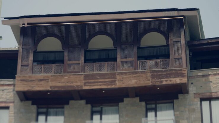 Vista delle finestre e del balcone di un antico edificio a Malam Jabba SWAT in Pakistan