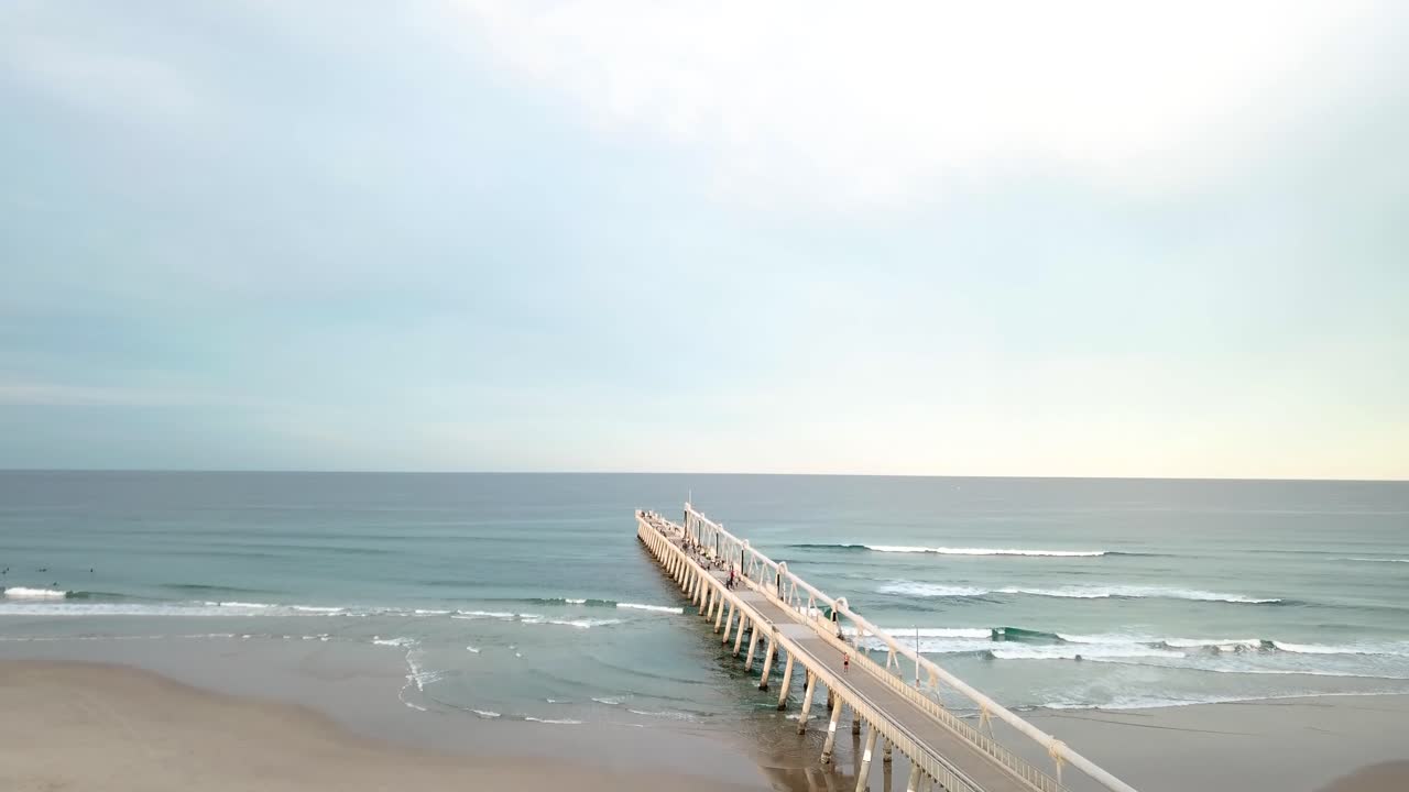 Ripresa aerea con drone sopra il pontile della spiaggia a Gold Coast