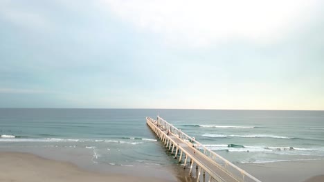 Toma-Aérea-De-Drones-Sobre-El-Muelle-De-La-Playa-En-Gold-Coast