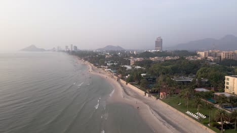 Vista-De-Drones-Por-La-Mañana-Vista-Panorámica-De-La-Playa-De-Hua-Hin-En-Tailandia