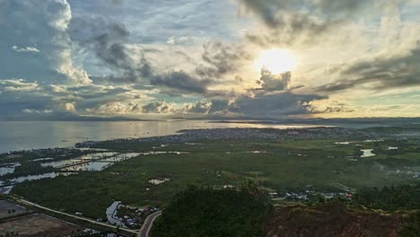 Espectacular-Timelapse-De-4k-Del-Amanecer-Cinematográfico-Sobre-La-Ciudad-De-Surigao-Y-El-Estrecho-De-Surigao-En-Filipinas