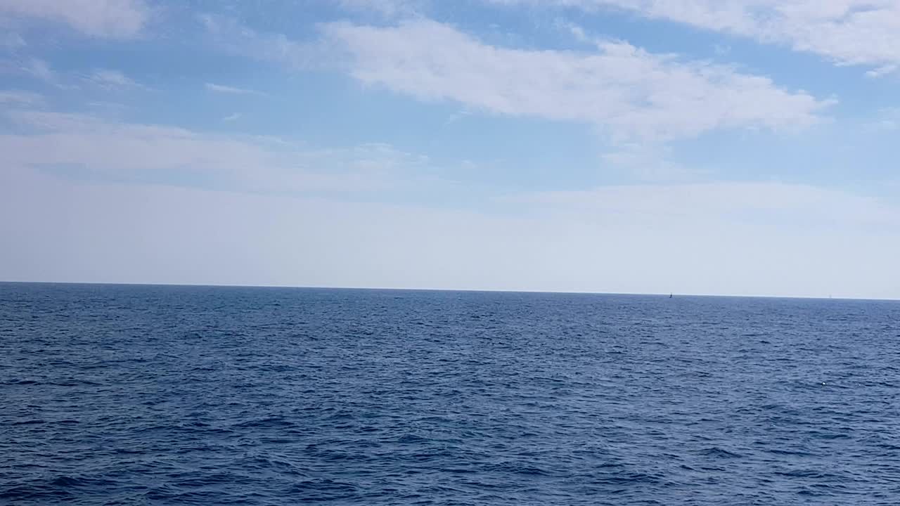 바다와 하늘의 구름의 풍경. 바다 위의 은 날씨에 구름과 함께 파란 하늘.