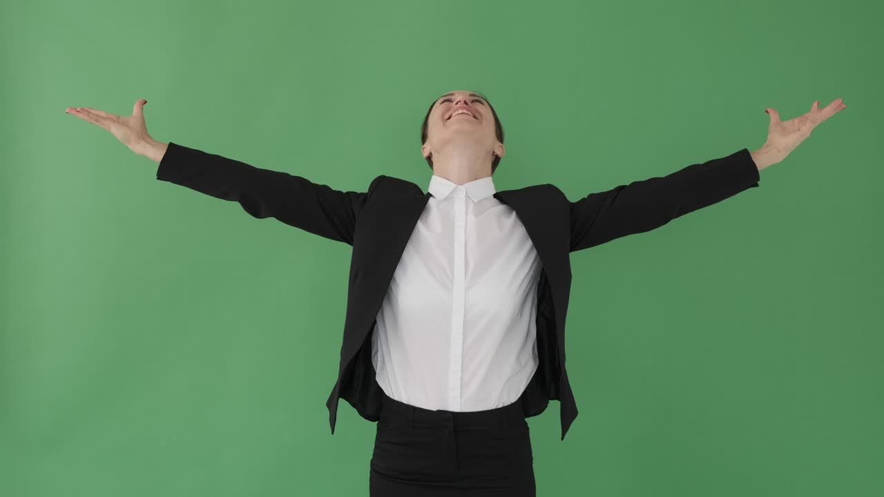 팔을 펴고 있는 성공한 사업가
