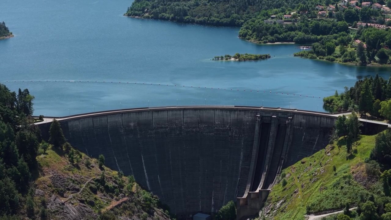 Luftfoto - Ermal-dæmningens betonmur med blåt reservoir og skovklædte bakker i Vieira do Minho, Braga, Portugal.