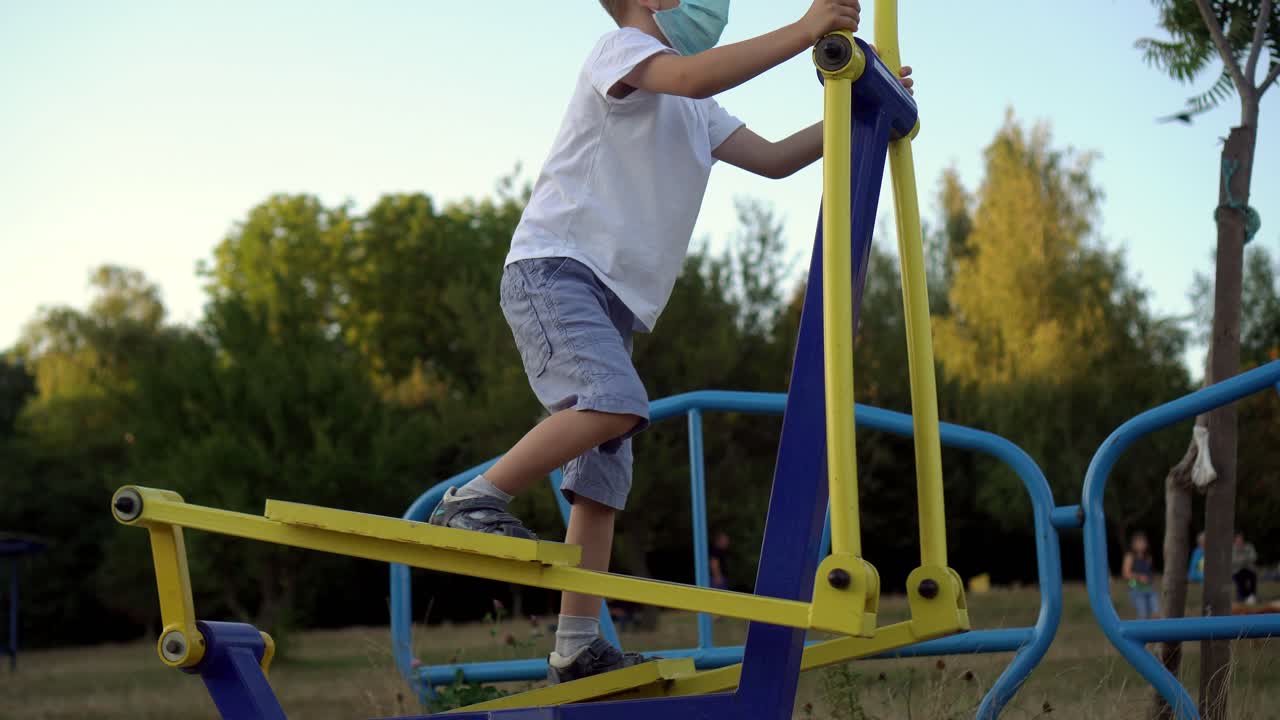 un adolescente con una máscara médica está involucrado en deportes 10
