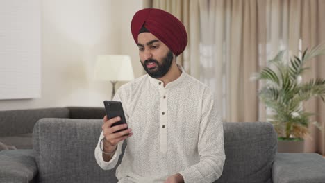hombre indio sikh enojado gritando en una llamada de video
