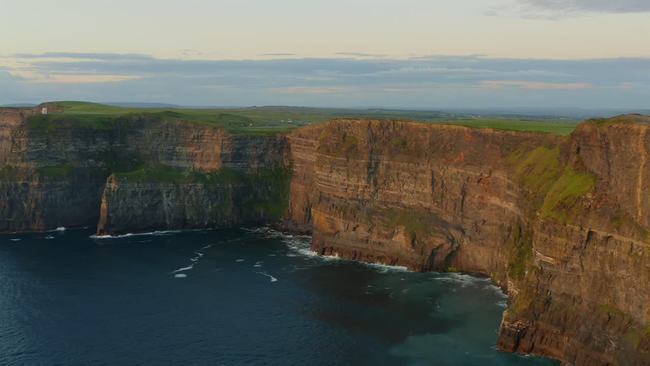 increíble panorama del atardecer captura los colores vibrantes de los acantilados de moher
