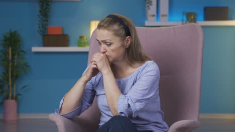 la mujer se siente incompetente y se enoja.