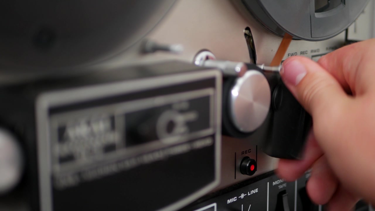 オープンリールテープレコーダーの電源を入れる