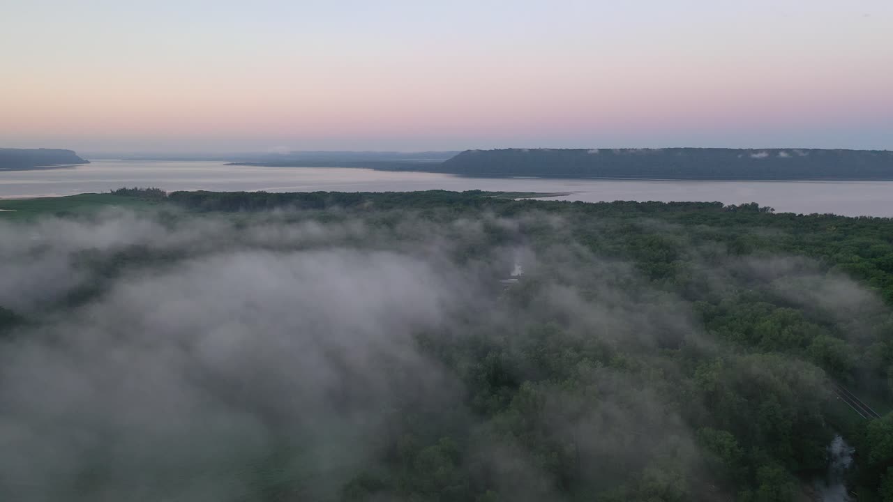 새벽이나 저녁에 안개가 가득한 강 계곡