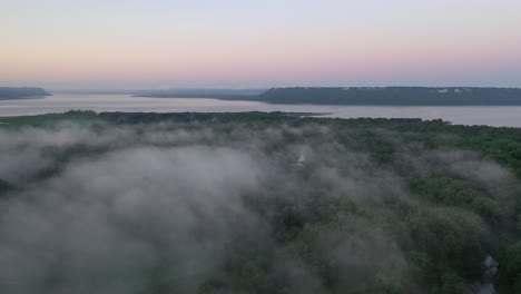 valle del fiume nebbioso all'alba o al tramonto