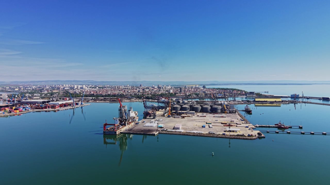 Vista della città di una trafficata area portuale vicino all'acqua sotto un cielo sereno