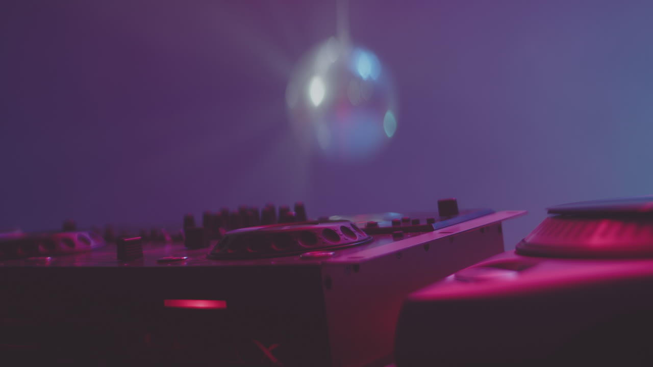 configuración de dj en iluminación de neón