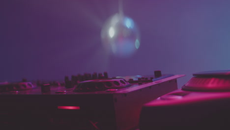configuración de dj en iluminación de neón
