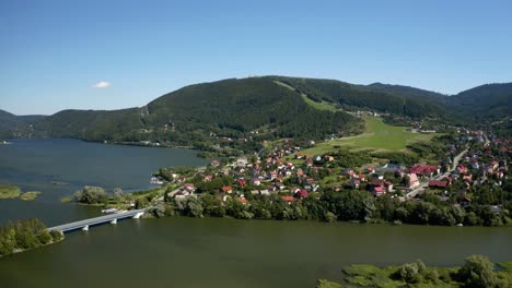 Vista-Aérea-Del-Pequeño-Aeropuerto-De-Montaña-En-Polonia-Ubicado-En-La-Ladera-De-La-Montaña-Zar,-Sobre-El-Lago-Zywieckie