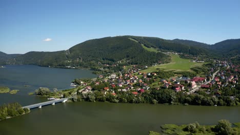 vista aérea del pequeño aeropuerto de montaña en polonia ubicado en la ladera de la montaña zar, sobre el lago zywieckie