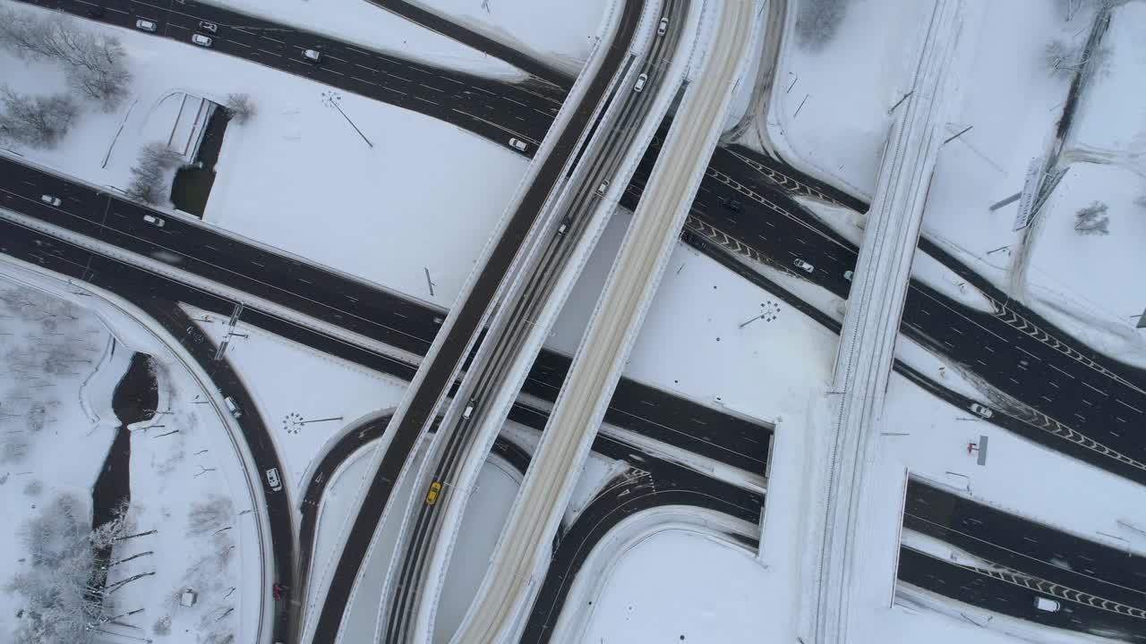 겨울에 눈 덮인 고속도로 교차로의 공중 전망.
