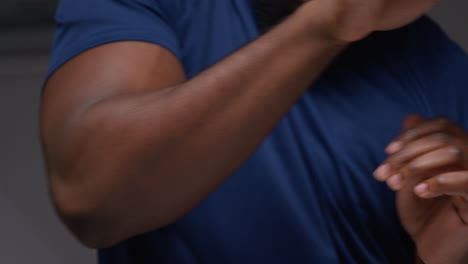 primer plano de un atleta o boxeador masculino entrenando en el gimnasio luchando y calentándose preparándose para un evento deportivo o pelea