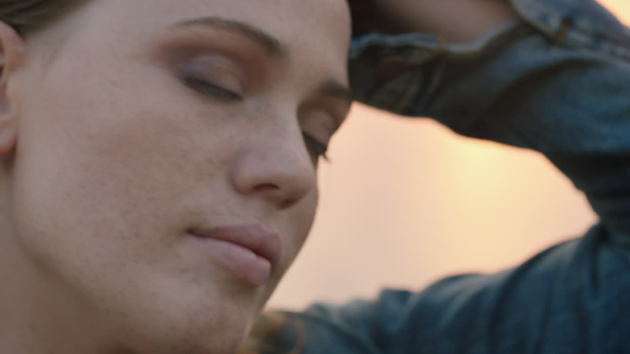 retrato de cerca hermosa mujer de cabello rojo disfrutando de la puesta de sol relajándose corriendo mano a través del cabello sintiendo libertad