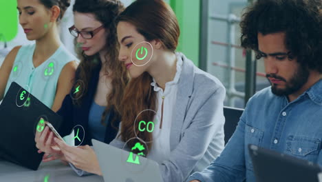 animación de iconos ecológicos y procesamiento de datos sobre diversas personas de negocios en la oficina