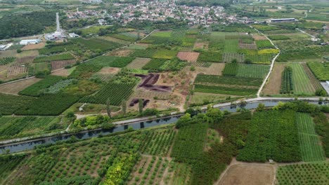 Drone-Acercándose-Al-Pueblo-De-Santa-Barbara-En-El-Norte-De-Grecia