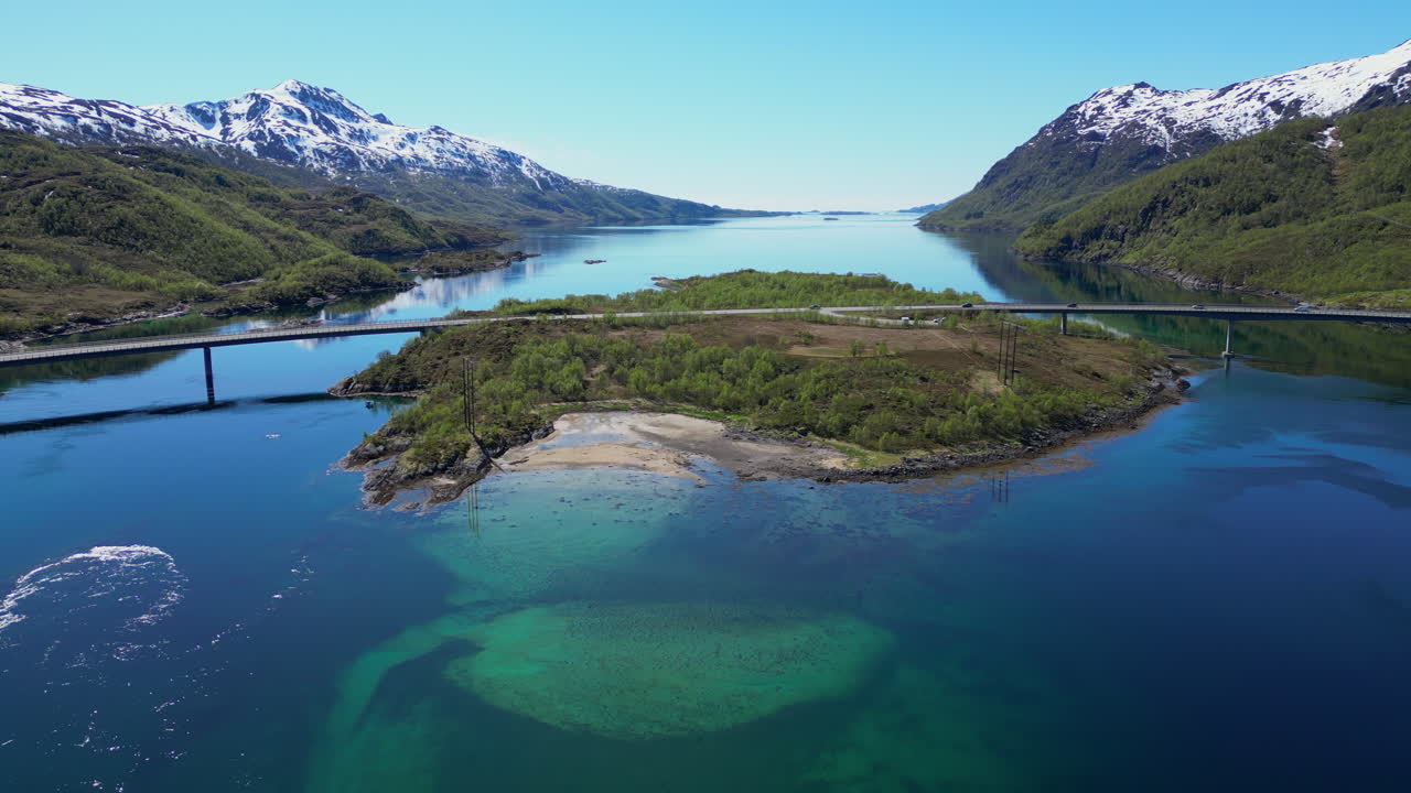 paisajes noruegos: hermosa vista del fiordo en verano con imponentes montañas