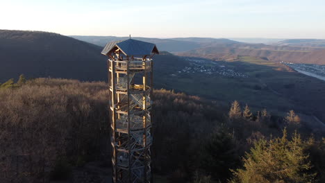 schöner aussichtspunkt im mittelrheintal beim sonnenuntergang