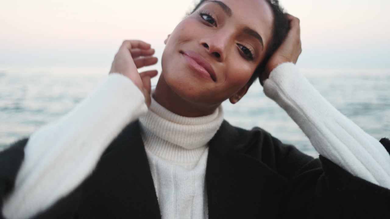 una chica afroamericana sonriente mirando a la cámara.