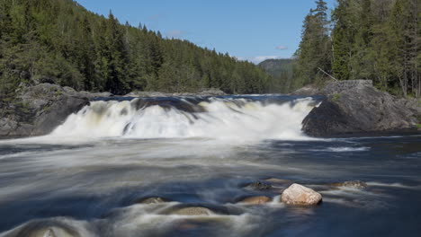 Zeitraffer-Der-Teinefossen-Wasserfalllandschaft-Am-Fluss-Tovdal-In-Südnorwegen