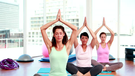 Mujeres-Haciendo-Yoga-En-El-Gimnasio