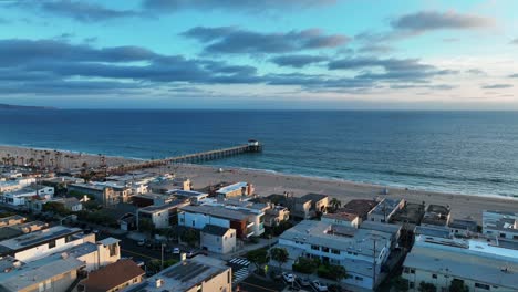 vista aérea sobre el muelle de la playa de manhattan en california, estados unidos - disparo de drones