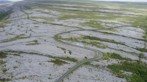 el camino serpentea a través del burren rocoso