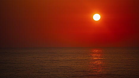 Zeitrafferaufnahme-Eines-Wunderschönen-Sonnenuntergangs-über-Dem-Meer-Am-Abend