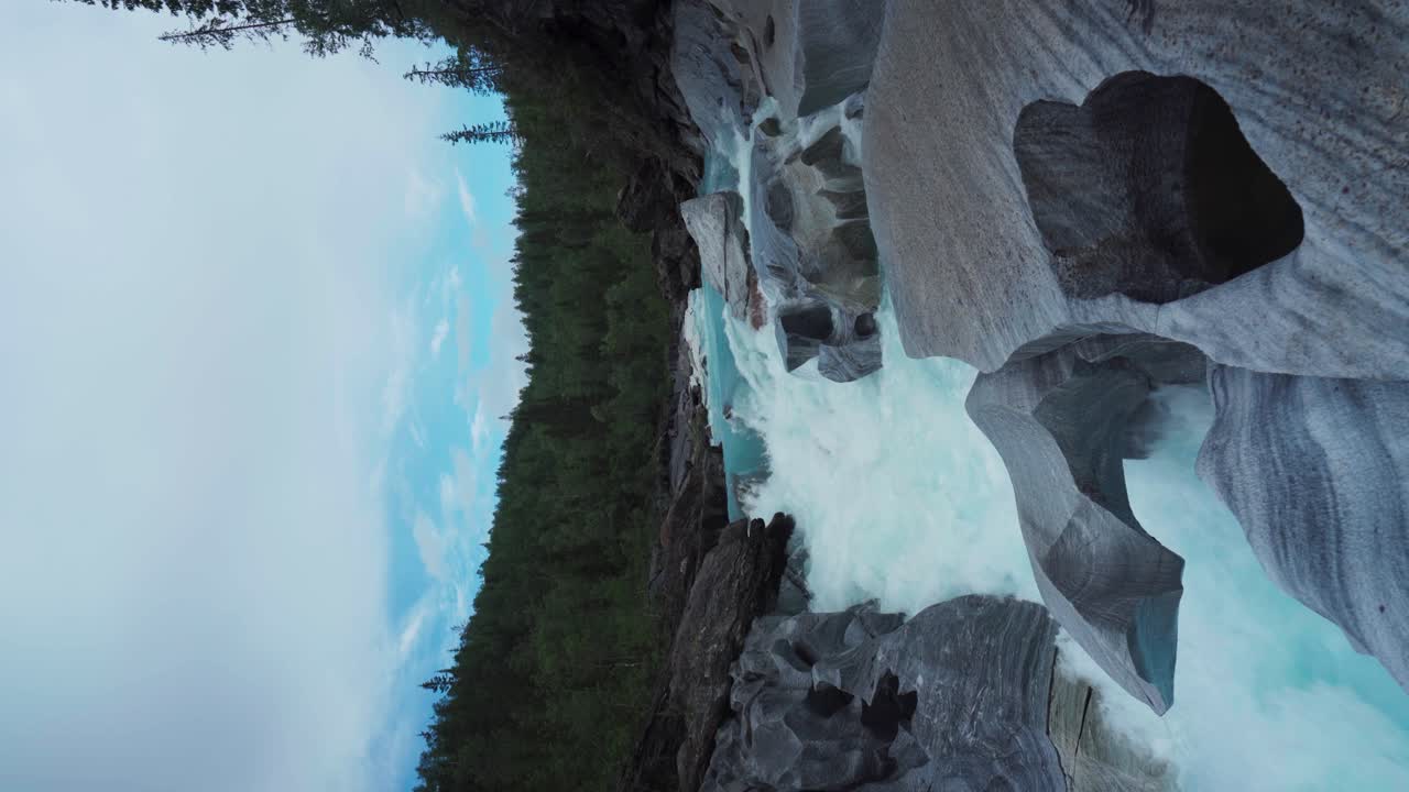 노르웨이의 마모슬로테트(marmorslottet)로 알려진 놀라운 천연 대리석 구조물의 수직적 전망