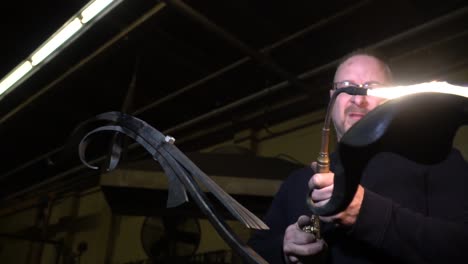 forja de metal de herrero en cámara lenta de 120 fps