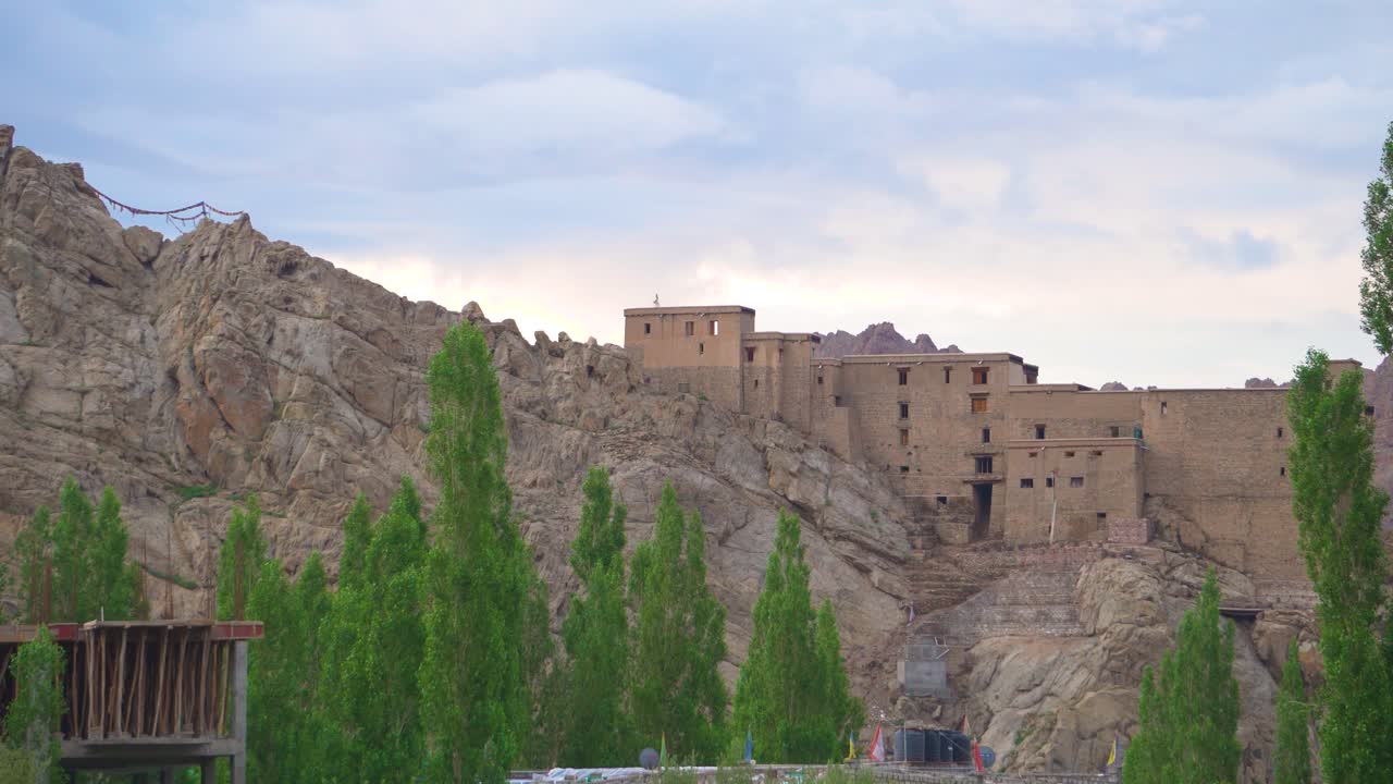 pan toma del palacio o fortaleza de leh y los árboles con el paisaje del himalaya superior de leh ladakh india
