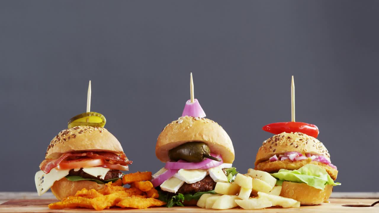 hamburguesas dispuestas en una fila