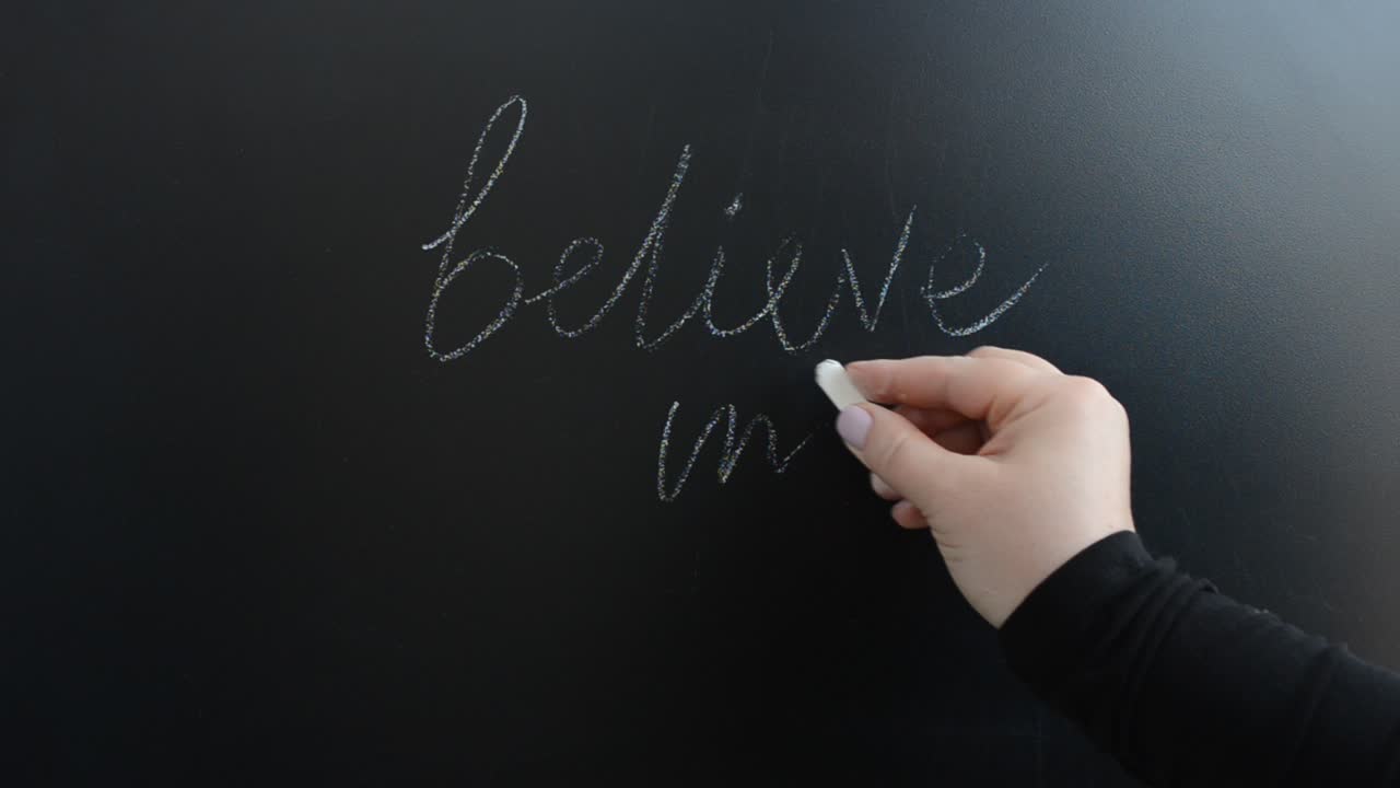 Scriviamo la frase popolare su una lavagna. Scriviamo con il gesso su una lavagna