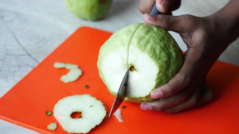 cortar una rebanada de guayaba en una tabla de cortar