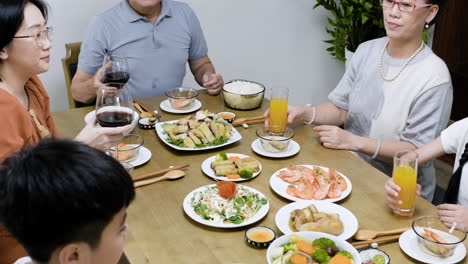 Asiatische-Familie-Beim-Toasten.