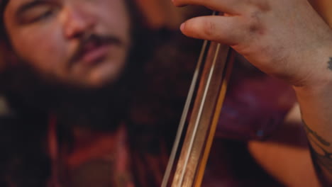 hombre barbudo gordo toca tovshuur en un concierto de música popular