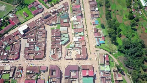 vista aérea de drones del paisaje urbano de kabale en la región occidental de uganda, áfrica