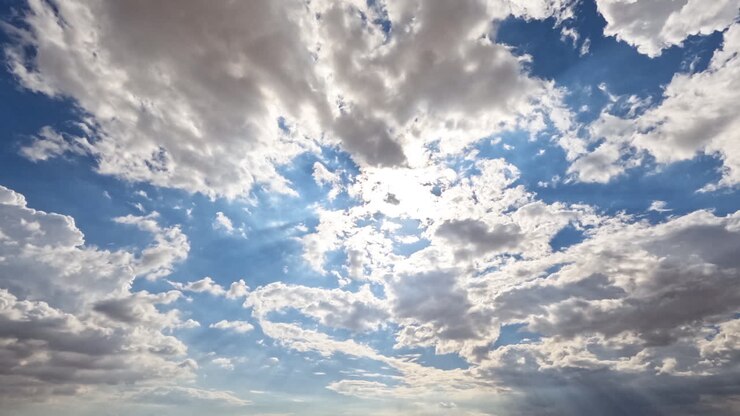 Las nubes se forman y disipan en el cielo mientras el sol evapora la humedad del ambiente - capa de fondo de solo cielo en cámara rápida.