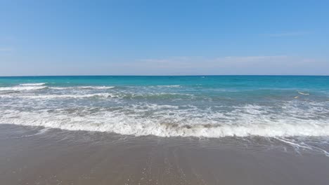 Beobachten-Sie-Die-Wellen-Des-Mittelmeers-Auf-Der-Wunderschönen-Insel-Rhodos-In-Griechenland-Bei-Fantastischen-Wetterbedingungen