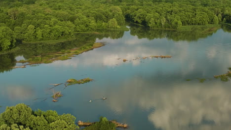 Lago-Sequoyah-Con-Reflejos-En-Las-Tranquilas-Aguas-En-Ar,-Usa---Drone-Shot
