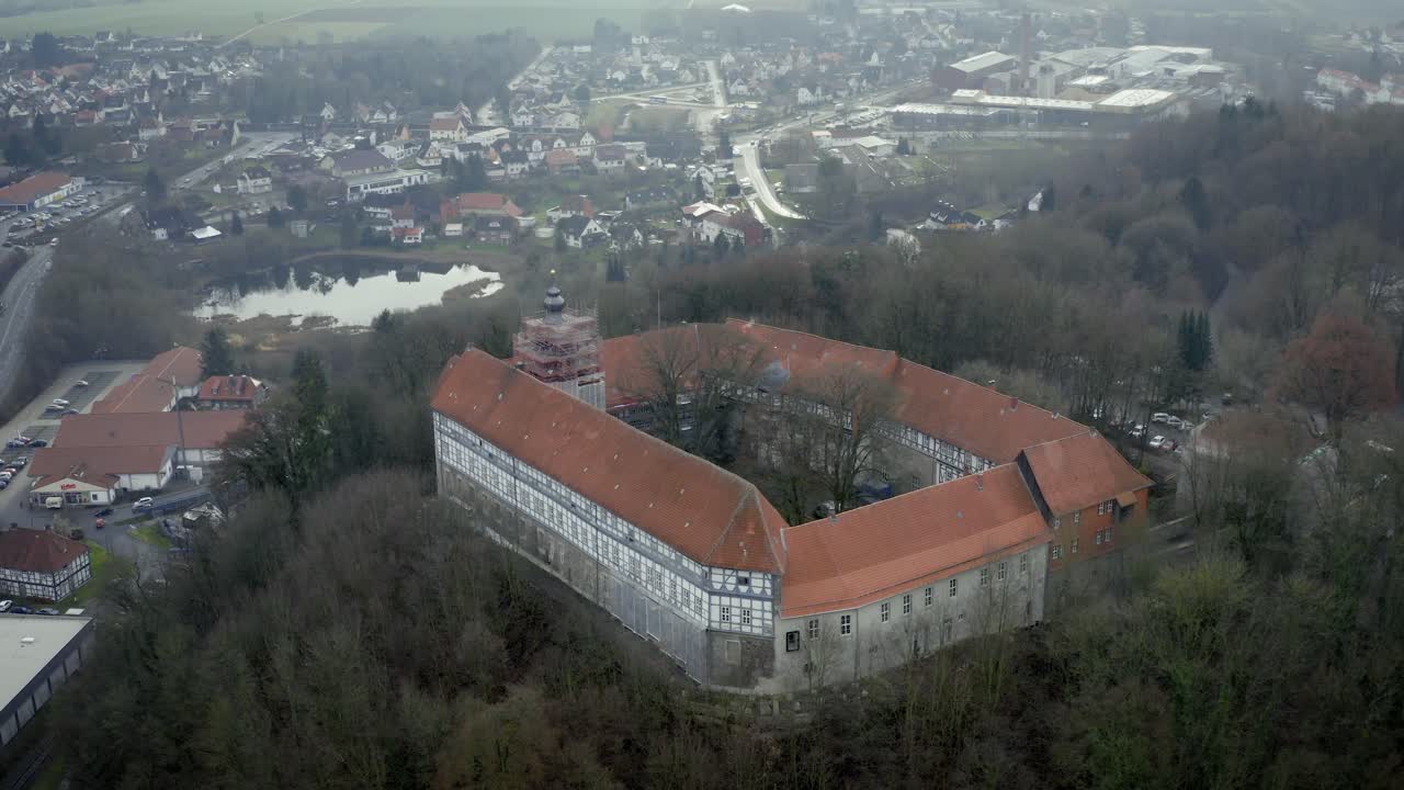 vista aérea de drones del tradicional pueblo alemán herzberg am harz en el famoso parque nacional en alemania central en un día nublado en invierno.
