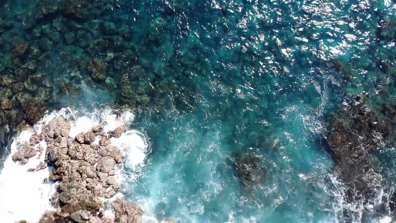 gentile rotazione sopra le onde e le scogliere in una giornata di sole alle hawaii