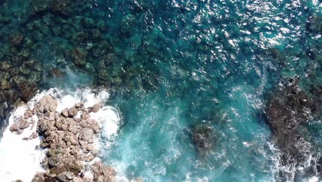 rotação suave acima das ondas e penhascos em um dia ensolarado no havaí